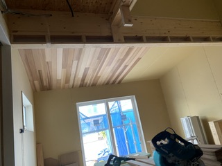 レッドシダー貼り中